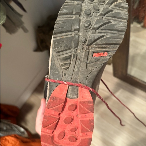 It turns out boots do fit if you buy the right size. - Picture 3 of 4